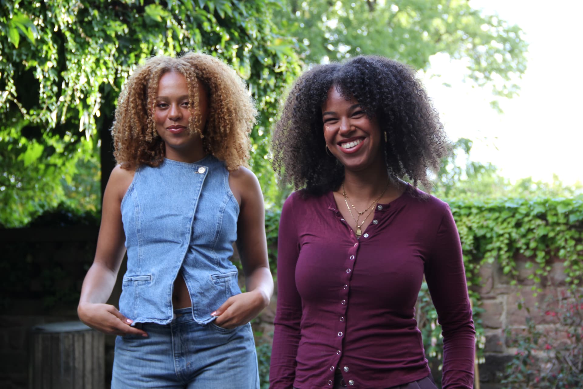 Malaika und Maria, die beiden Gründerinnen von Anders Stark, im Grünen